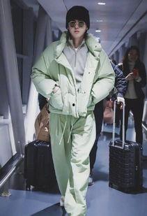 吴亦凡在机场视频,时尚穿搭引发热议，粉丝热议其近况